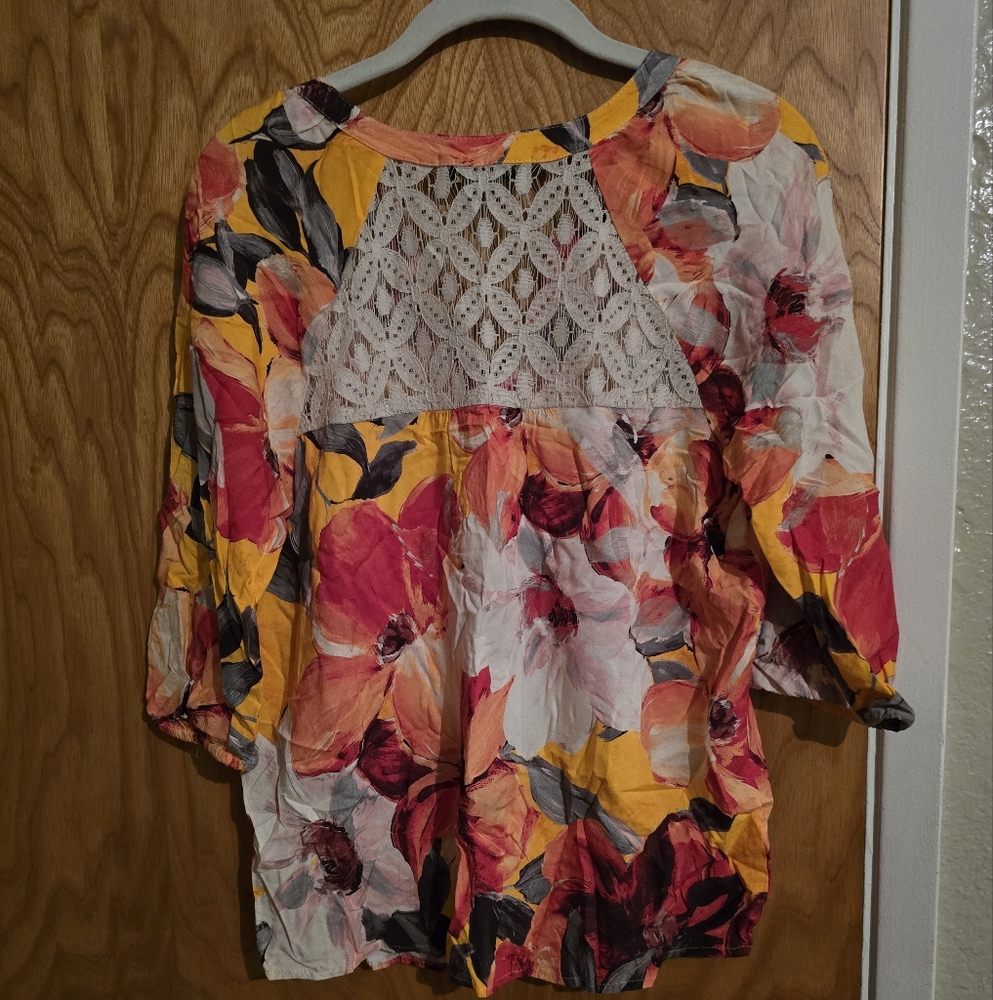 Figueroa& Flower Floral Lace Accent Women's Top - Picture 2 of 5